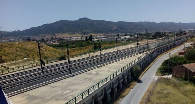 El nuevo proyecto mejorará de manera evidente la integración paisajística de la obra ferroviaria y la comunicación entre ambos márgenes del trazado. (Archivo)