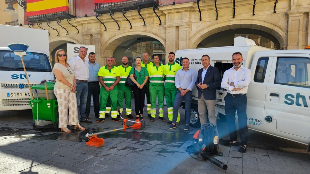 Imagen de grupo con los camiones de STV Gestión de fondo.