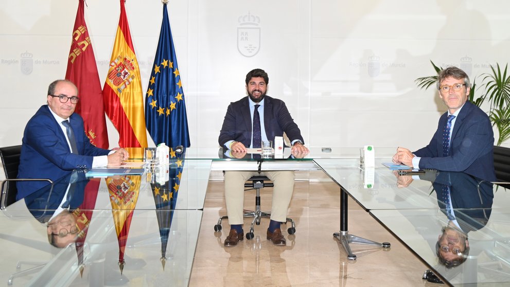 El presidente del Gobierno de la Región de Murcia, Fernando López Miras, y el consejero de Economía, Luis Alberto Marín, se reunen con Jorge Jiménez Molina, director general de Viewnext, empresa perteneciente al grupo IBM.