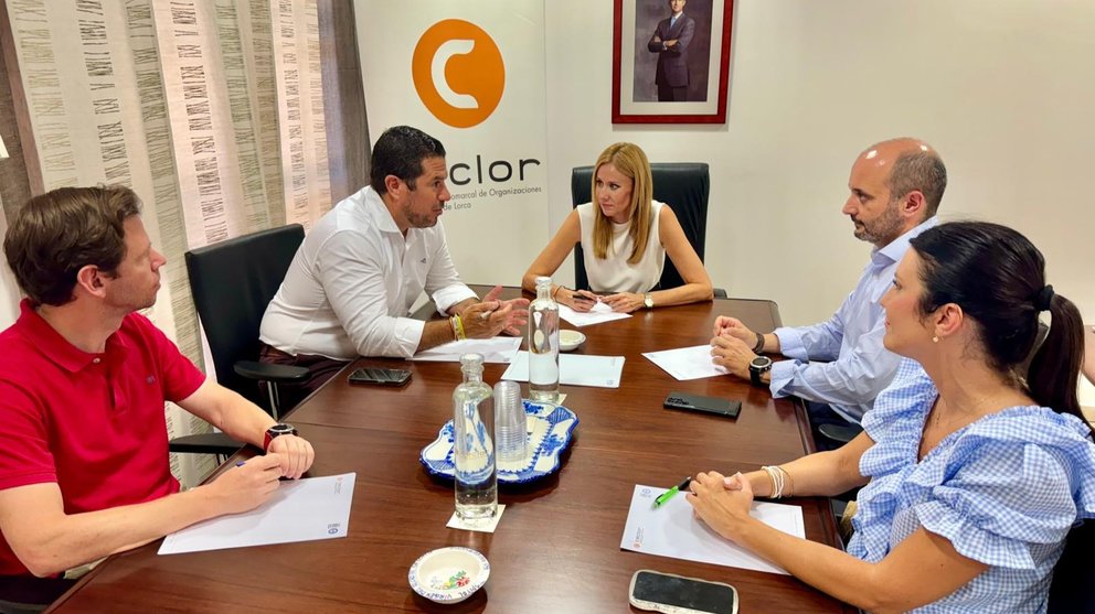 Imagen durante la reunión de la nueva consejera de Empresa, Marisa López, y Ceclor.