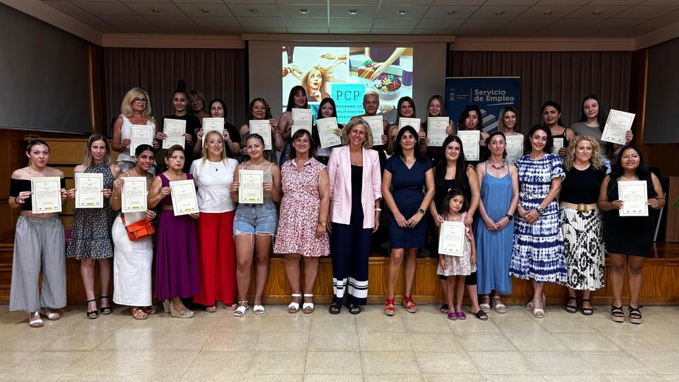 La concejal de Empleo, Mercedes Bernabé, ha clausurado el acto de entrega de diplomas de los cursos de Imagen Personal, impulsados por el Servicio Municipal de Empleo del ayuntamiento de Murcia, que se ha celebrado en el Centro de Formación e Iniciativas de Empleo de la Fica.