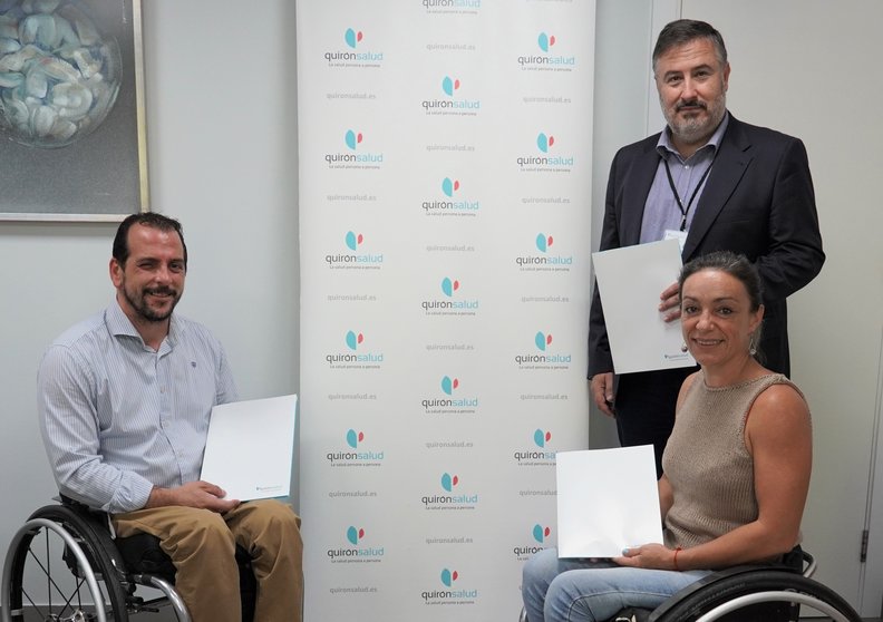 Luis Mesa del Castillo, gerente de Quirónsalud Murcia, junto a representantes del UCAM Murcia BSR.