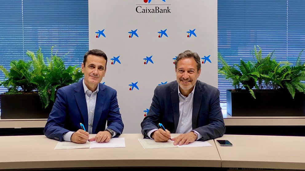 El director de CaixaBank en la  Región de Murcia, Juan Jesús Lozano, y el decano del COIIRM, Marcos Mateos, firman el convenio de colaboración.