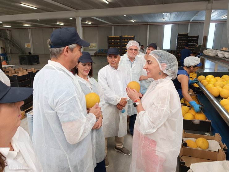 La consejera Sara Rubira en la visita a las instalaciones de procesado de melón de Medifruver.