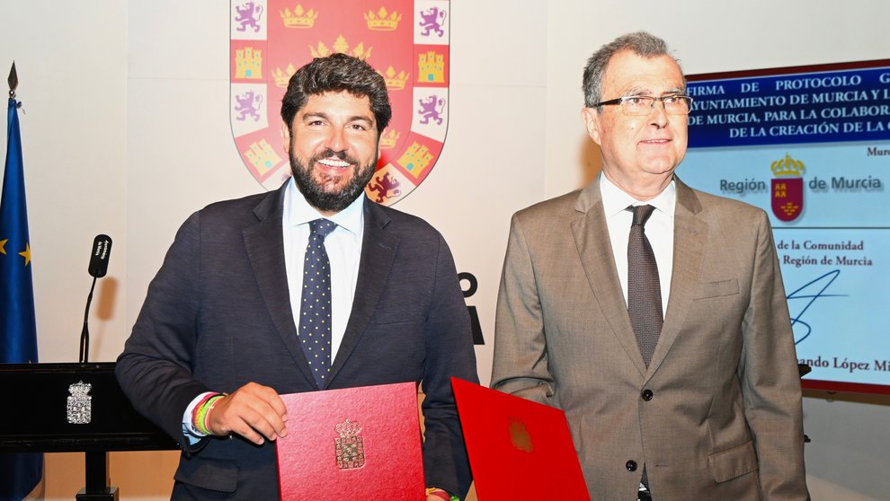 El presidente de la Comunidad, Fernando López Miras, y el alcalde de Murcia, José Ballesta, tras la firma del protocolo entre el Gobierno regional y el ayuntamiento para la colaboración en la celebración durante 2025 de los 1.200 años de creación de la ciudad.