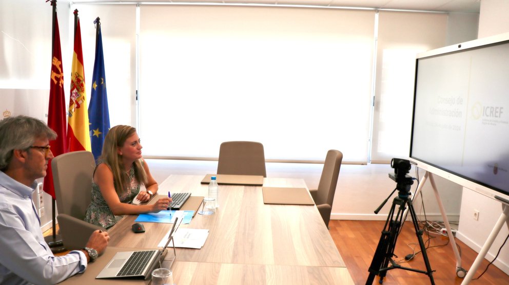 El consejero de Hacienda, Luis Alberto Marín, y la directora del Icref, Ana María López, durante la reunión del consejo de administración del Instituto de Crédito y Finanzas de la Región de Murcia.