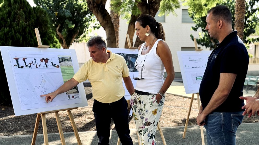 Imagen de la alcaldesa de Archena, Patricia Fernández, y el concejal de Obras, Fulgencio García, junto al ingeniero del proyecto.