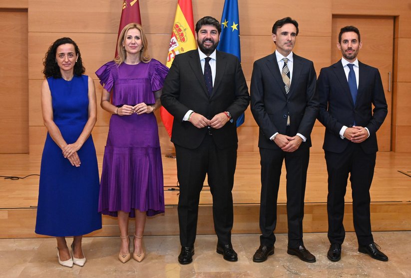 Ana Enriqueta Losantos, secretaria general de la consejería de Empresa, Marisa López, consejera, López Miras, el consejero de Fomento, Jorge García Montoro y José Francisco Lajara, secretario general de la Consejería de Fomento e Infraestructuras.