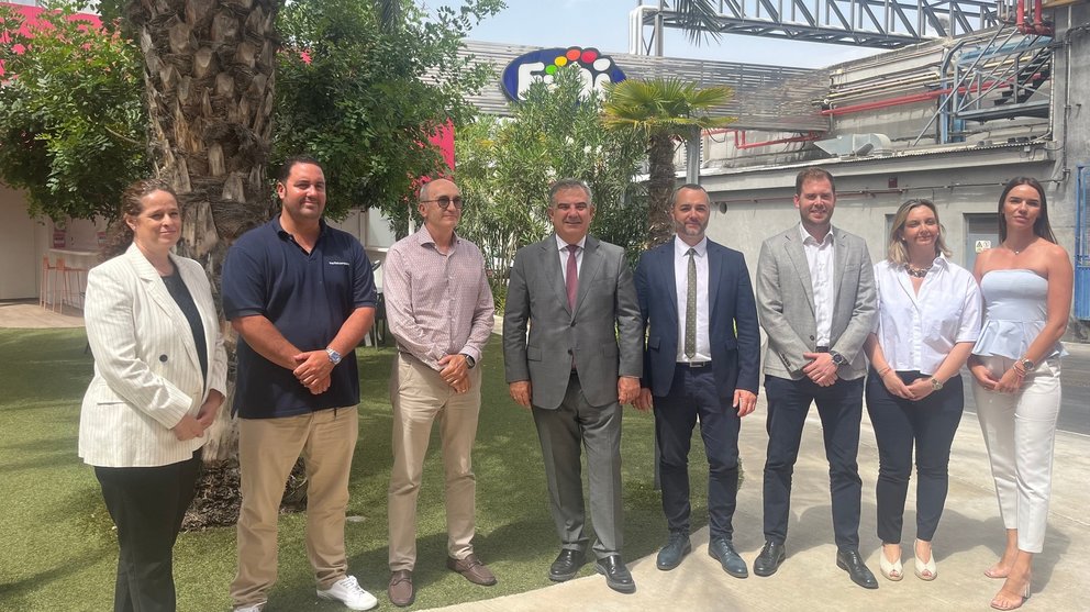 Imagen de la visita del consejero de Medio Ambiente, Juan María Vázquez, a las instalaciones de The Fini Company.