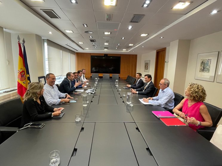 El consejero de Fomento e Infraestructuras, Jorge García Montoro, y el presidente de Adif, Ángel Contreras, durante la reunión mantenida este lunes.