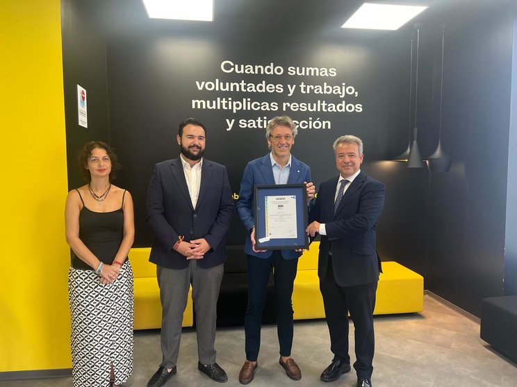 El consejero Luis Alberto Marín recibe el certificado de Accesibilidad de manos del director de la Región Mediterráneo de AENOR, Ángel Luis Sánchez.