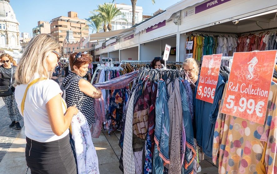 Esta feria supone para los comercios supone una oportunidad de vender el género que tienen en stock. (Archivo)