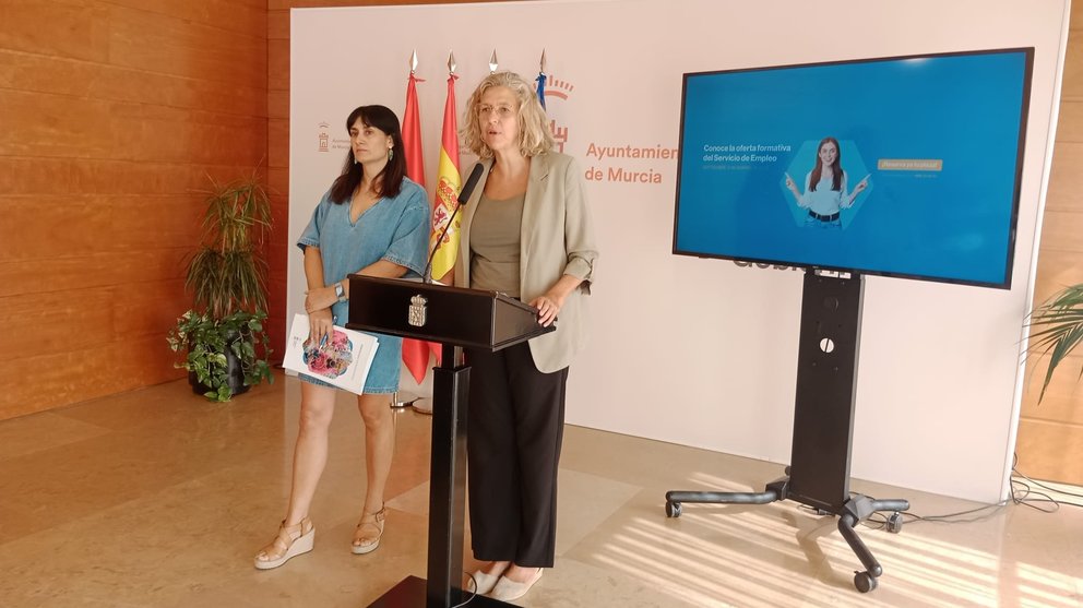 Imagen de la Concejal Empleo, Mercedes Bernabé, durante la presentación de la oferta formativa.