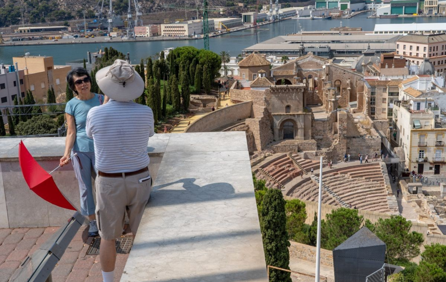 Dos turistas contemplan Cartagena desde el Parque Torres. (Archivo)