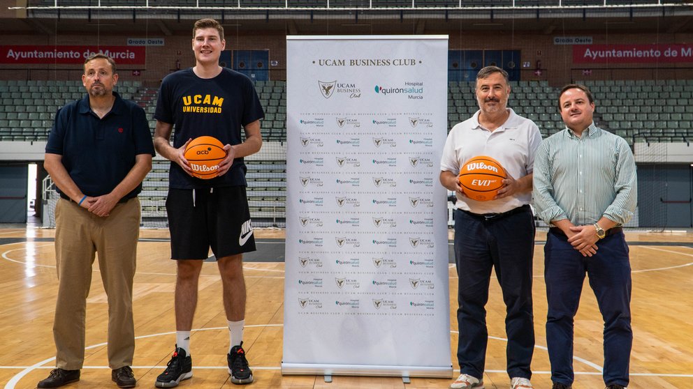 Luis Mesa, gerente de Quirónsalud Murcia junto a los representantes de UCAM Murcia.