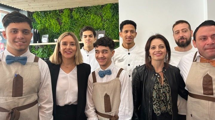 Imagen de archivo de la consejera de Política Social, Conchita Ruiz, durante una visita a la escuela de hotelería de Cáritas.