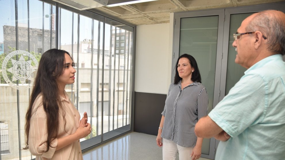 Fatima Ezahra Tlaghi charlando con los directores de su TFG, Manuela e Isidoro Guzmán.