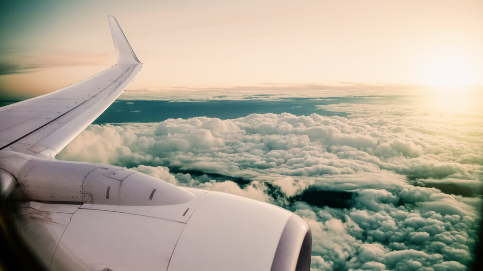 Imagen de archivo de un avión durante el vuelo.