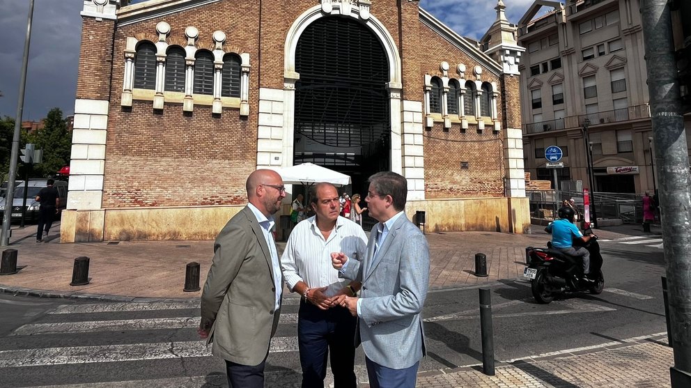 Los concejales del consistorio murciano, José Francisco y Jesús Pacheco, comentando el aparcamiento de Plano de San Francisco en frente del Mercado de Verónicas.