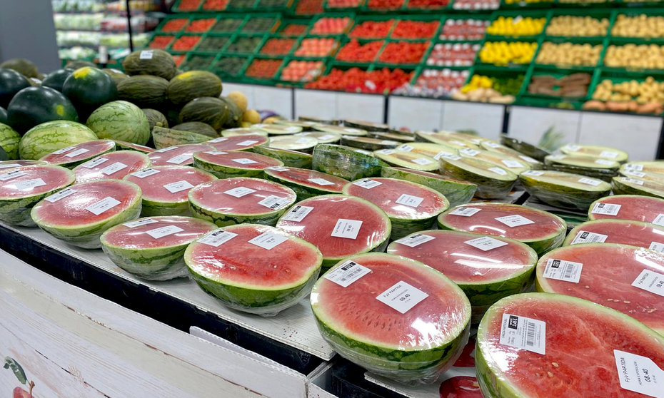 Sandía partida en la sección de Fruta y Verdura de Mercadona.