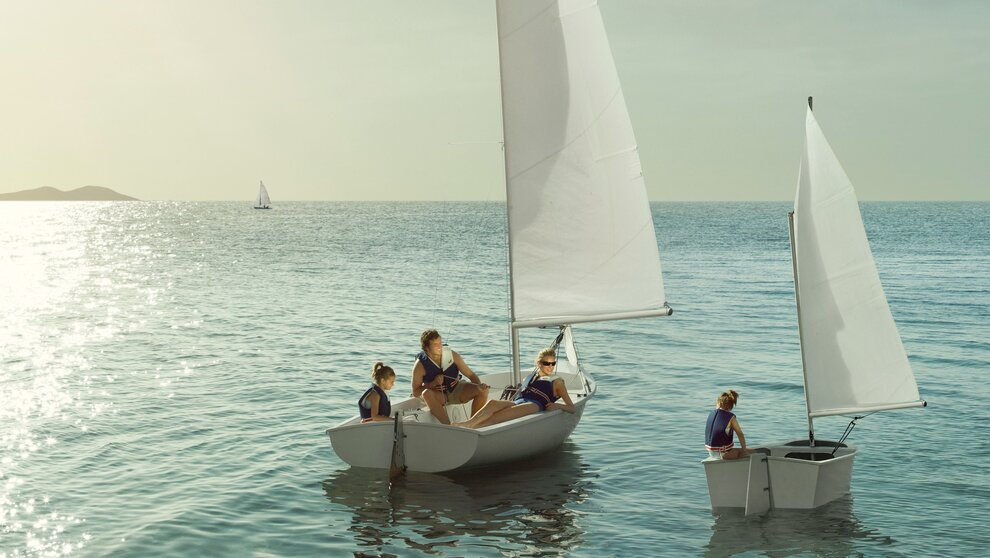 Una familia navegando en el Mar Menor.