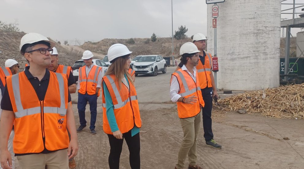 La vicealcaldesa y concejal de Fomento y Patrimonio del ayuntamiento de Murcia, Rebeca Pérez, ha visitado las instalaciones del Centro de Tratamiendo de Residuos de Cañada Hermosa.