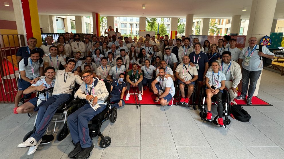 Imagen del equipo paralímpico español tras el almuerzo de  bienvenida en la Villa Olímpica, en París.