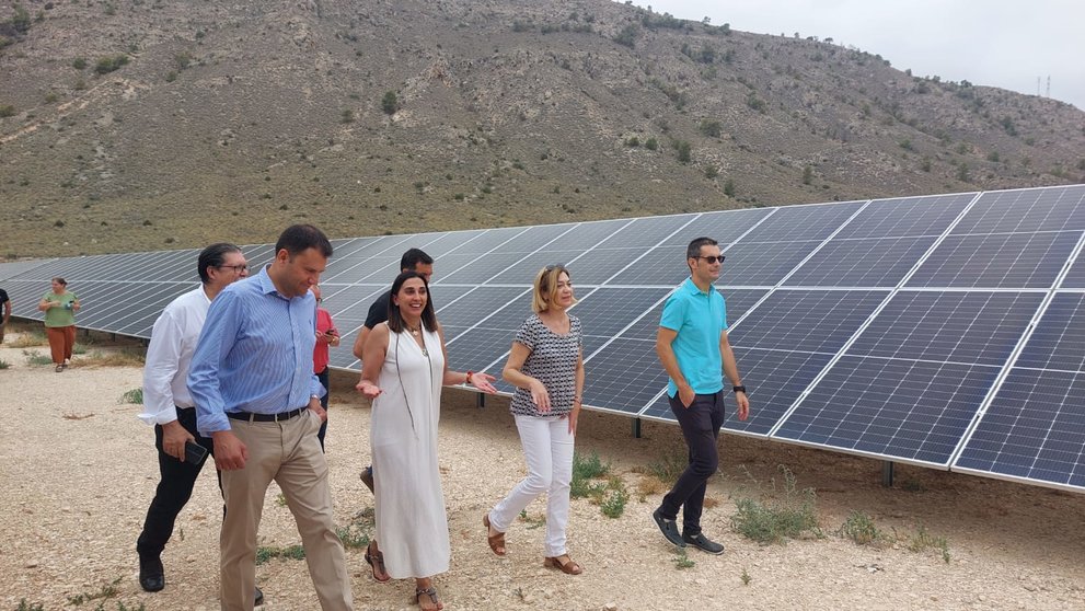 Imagen de la visita a la nueva instalación fotovoltaica de la Comunidad de Regantes Cristo de la Columna de Jumilla.