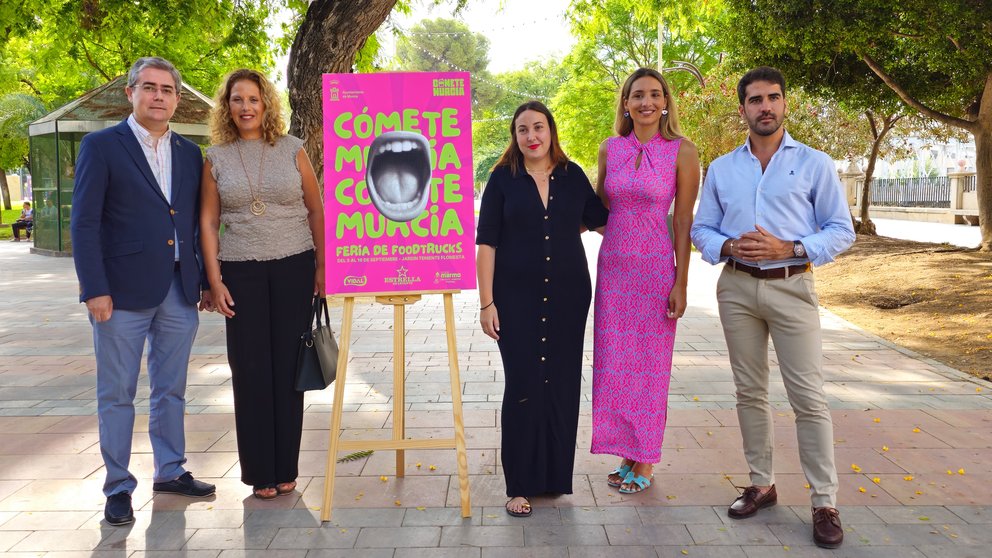 Los concejales del ayuntamiento de Murcia, Diego Avilés y Jesús Pacheco, junto a la organización de 'Cómete Murcia'.