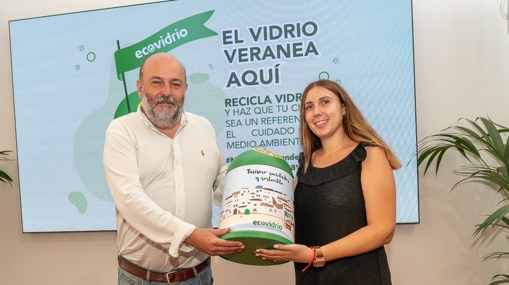 Entrega de un miniglú de Ecovidrio por parte del concejal Pablo Braquehais.