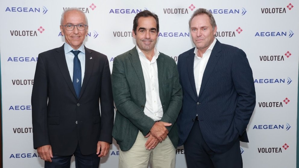 De izquierda a derecha, Dimitris Gerogiannis, CEO de Aegean Airlines; Carlos Muñoz, CEO y fundador de Volotea y Eftichios Vassilakis, Presidente de Aegean Airlines.