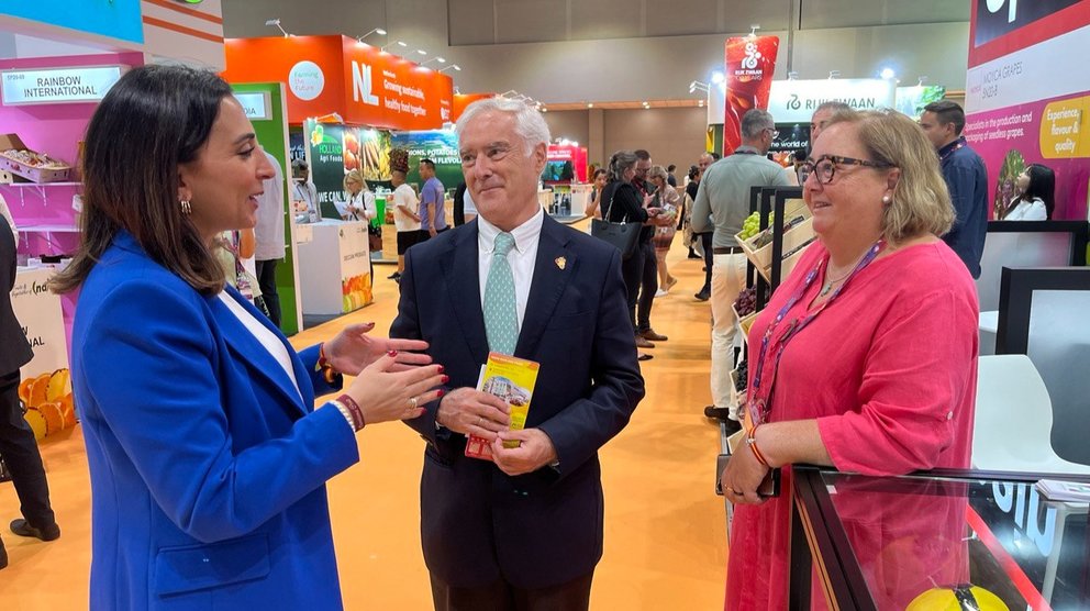 La consejera Sara Rubira en el recinto donde se celebra Asia Fruit Logística, donde ha visitado empresas de la Región que participan en la feria.