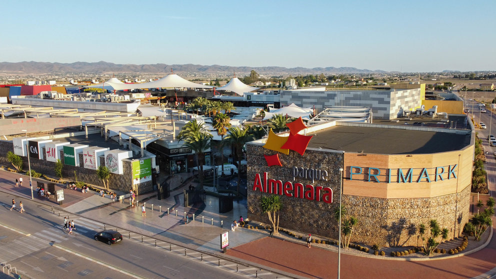 Imagen aérea del centro comercial Parque Almenara de Lorca.