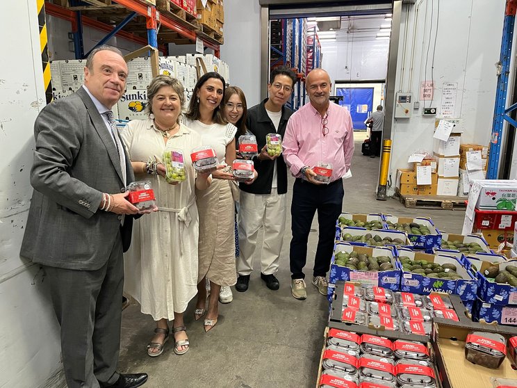 Imagen de la visita que la consejera Sara Rubira ha realizado a la empresa importadora de frutas y verduras Freco en sus instalaciones de Hong Kong.