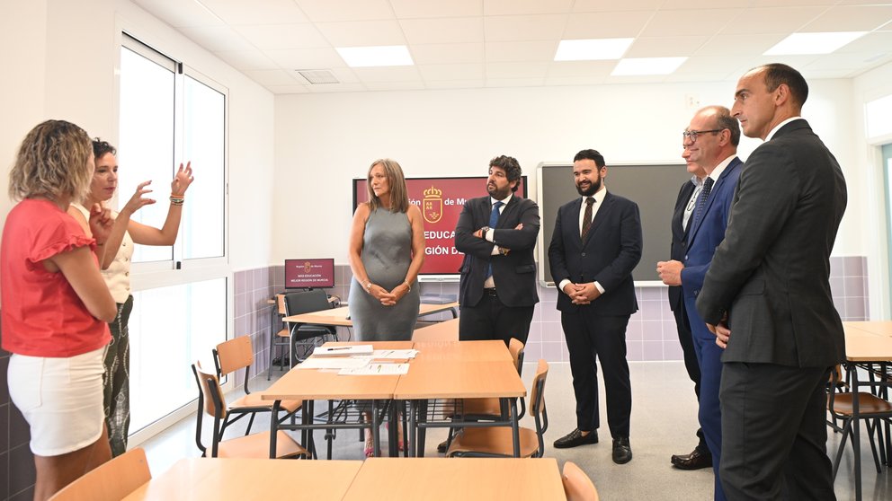 El jefe del Ejecutivo autonómico, Fernando López Miras, inaugura el nuevo pabellón de Educación Primaria del CEIP Rey Juan Carlos I.