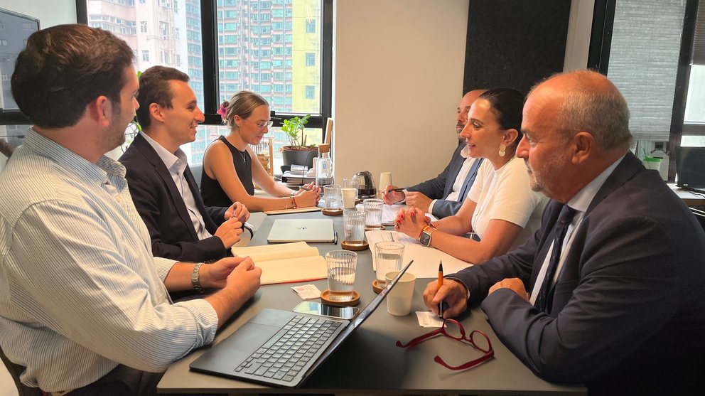 La consejera Sara Rubira en la reunión que ha mantenido con David Romero, director general de la Cámara de Comercio de España en Hong Kong, y el resto de su equipo.