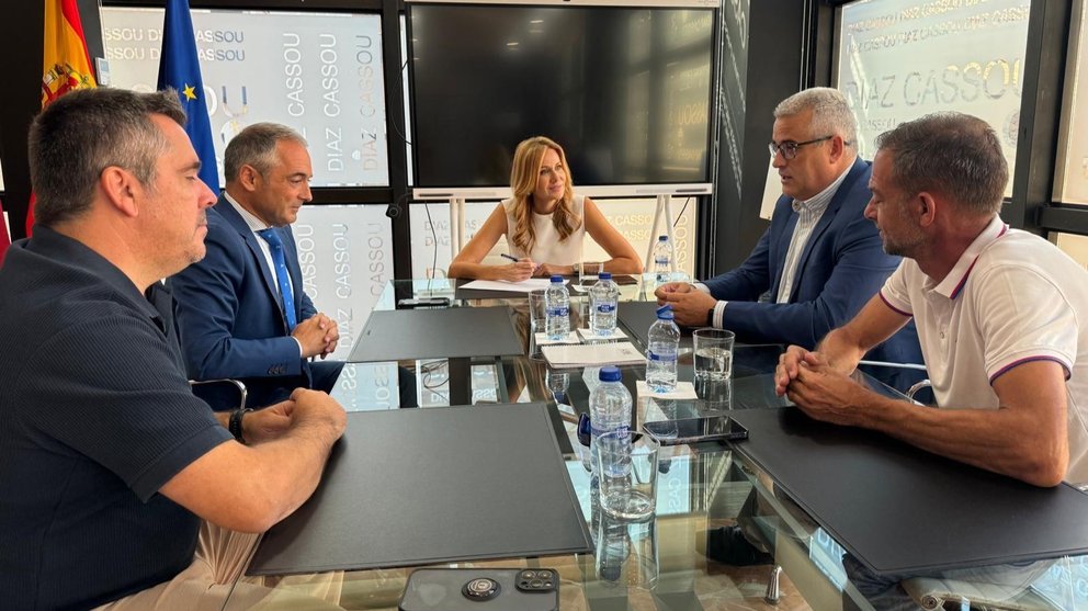 La consejera de Empresa, Marisa López Aragón, durante la reunión con representantes de Coremur, la Federación de Comercio de la Región de Murcia.