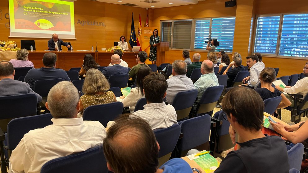 La consejera Sara Rubira durante la inauguración de la jornada sobre 'Nuevas oportunidades de agroexportación'.