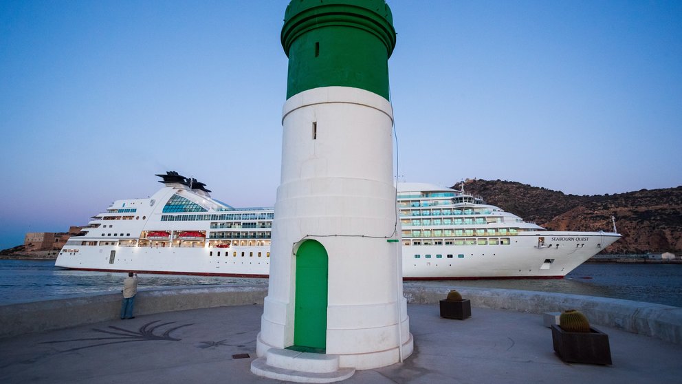 Imagen de un crucero y el faro de Curra.