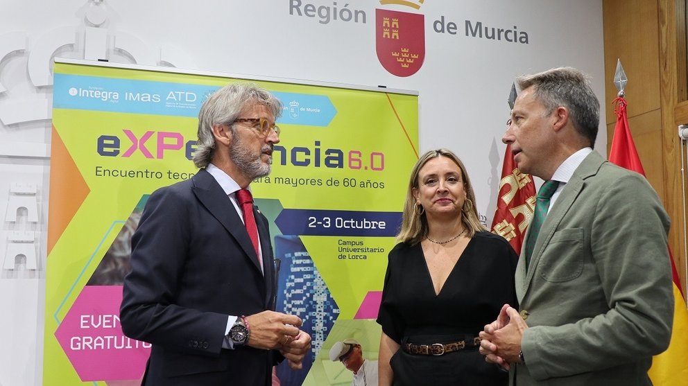 Los consejeros de Economía, Hacienda, Fondos Europeos y Transformación Digital, Luis Alberto Marín, y de Política Social, Familias e Igualdad, Conchita Ruiz, y el alcalde de Lorca, Fulgencio Ruiz, durante la presentación del encuentro tecnológico para personas mayores 'eXPeriencia6.0'.