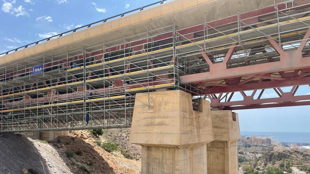 Obras en un puente de la carretera SE-30.