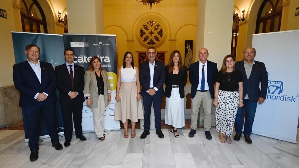 Fotografía de familia de representantes de la Universidad de Murcia, Novo Nordisk y el SMS tras la firma del acuerdo.