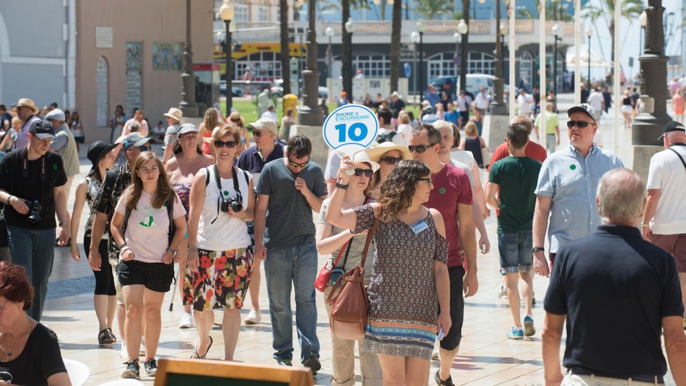 Turistas recorriendo el casco antiguo de la ciudad.