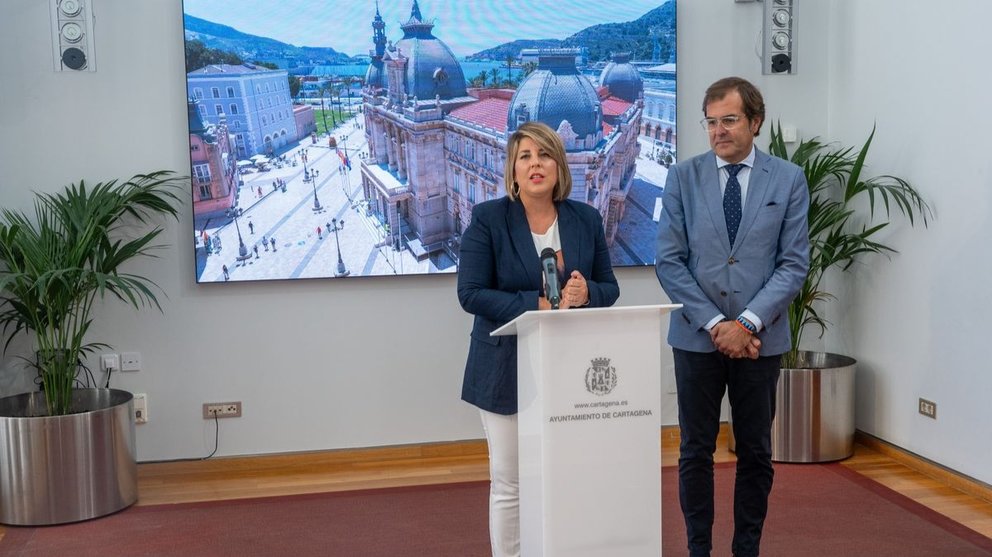 La alcaldesa de Cartagena, Noelia Arroyo, y el vicepresidente del Puerto, Pedro Pablo Hernández, tras la reunión mantenida en el Palacio Consistorial.