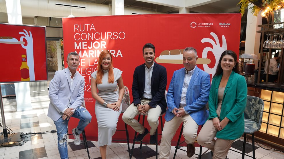 Imagen durante la presentación con la presencia de la presentadora del evento junto a Pablo Martínez, delegado de Eurotoques en la Región; Diego Aroca, jefe de ventas de Mahou San Miguel; y Patricio Sánchez López, director general de Competitividad y Calidad Turística de la Región de Murcia.