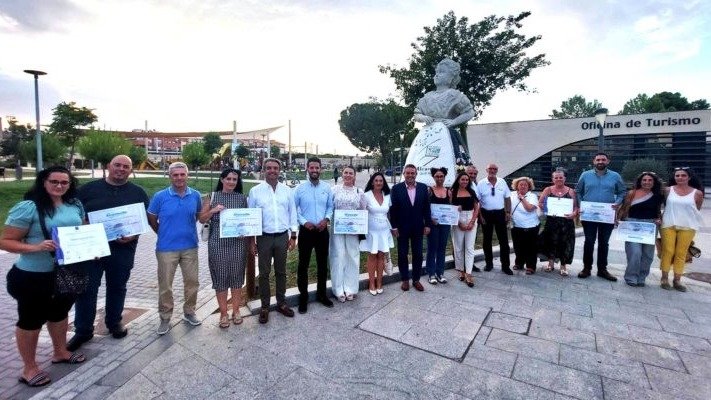 El alcalde de Alcantarilla, Joaquín Buendía, y el director general de Competitividad y Calidad Turísticas, Patricio Sánchez, entregan los diplomas por cumplir objetivos de calidad turística.