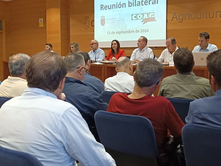 La consejera Sara Rubira, junto al resto de su equipo directivo, en la reunión que han mantenido este viernes con miembros del Consejo Regional de COAG.