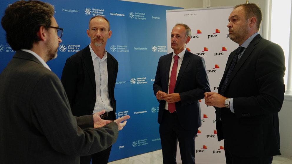 El rector de la UPCT, Mathieu Kessler; el director en la Región de Murcia de PwC, Javier Celdrán, y el sénior manager, Fernando López Román, rubrican el acuerdo de colaboración entre la universidad y la empresa.