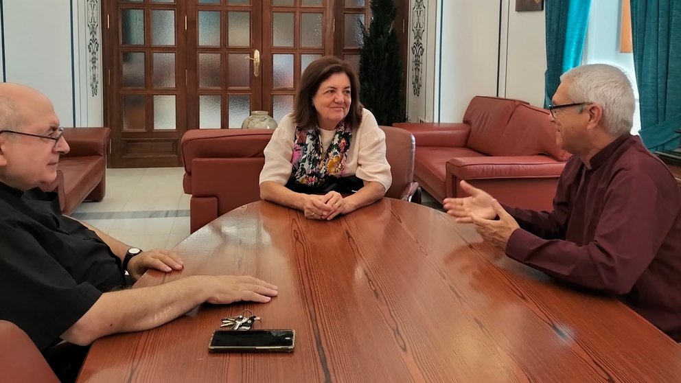 María Dolores García, presidenta de la UCAM, reunida con Armando Rangel (dcha.), director del Museo Antropológico Montané (Cuba) y profesor/investigador de Antropología y Arqueología en la Universidad de La Habana, y Antonio Alcaraz, vicerrector de Extensión Universitaria de la Católica y director académico de varios de los proyectos que la institución murciana lleva ya años desarrollando en Cuba.