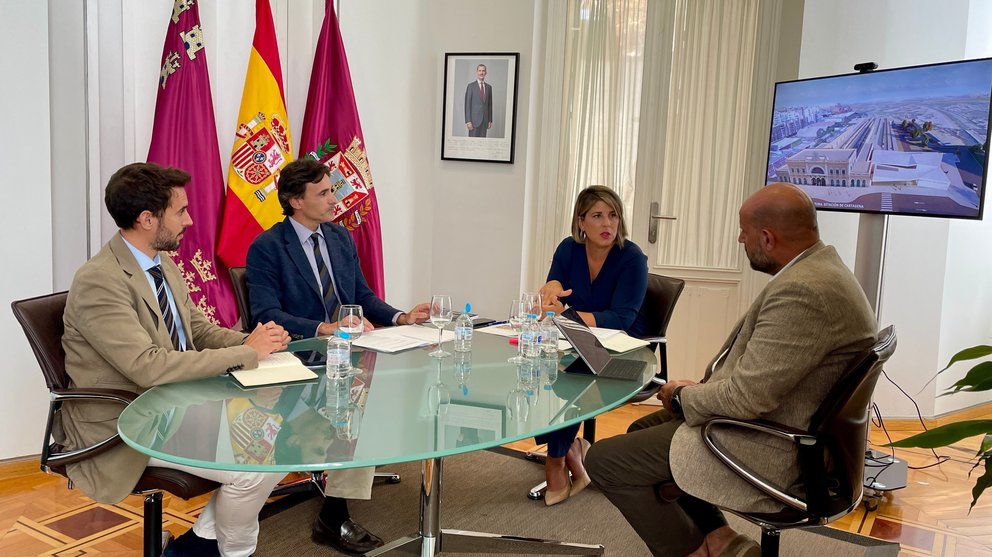 El secretario general de la Consejería de Fomento e Infraestructuras, José Francisco Lajara; el consejero Jorge García Montoro; la alcaldesa Noelia Arroyo; y el concejal de Presidencia, Urbanismo e Infraestructuras del Ayuntamiento de Cartagena, Diego Ortega.